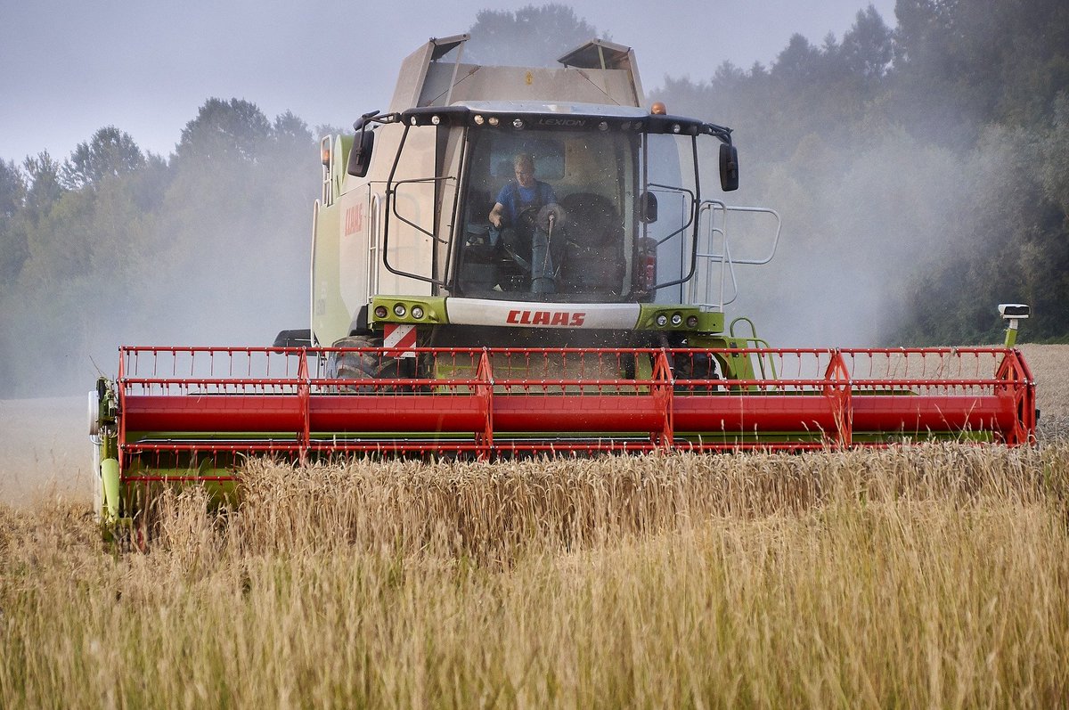 HumbersideFire's tweet photo. Farmers urged to maintain their combines regularly to reduce the chance of vehicle fires as they gather this year's harvest. Full story on our website at https://t.co/wb4BakOXJp @NFUtweets #harvest2019 #bbcfarmingfocus https://t.co/gqXs29gzZP