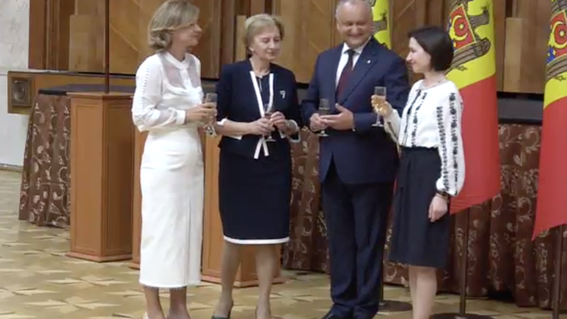 Unimedia On Twitter Video Igor Dodon A Organizat O RecepÈ›ie De Ziua IndependenÈ›ei A Ciocnit Cu Maia Sandu Zinaida Greceanii È™i Galina Dodon Https T Co 9rflldlnul Https T Co Q1kxuyaf9o