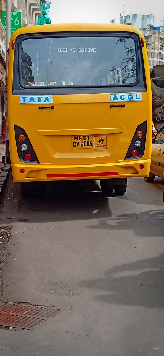 ssmit9820044958's tweet photo. @MumbaiPolice  @CPMumbaiPolice 
Please take action 
Standing in no parking 
At harkishandas hospital gate no 3 
MH 01 CV 6005 https://t.co/tyKNxqRROG