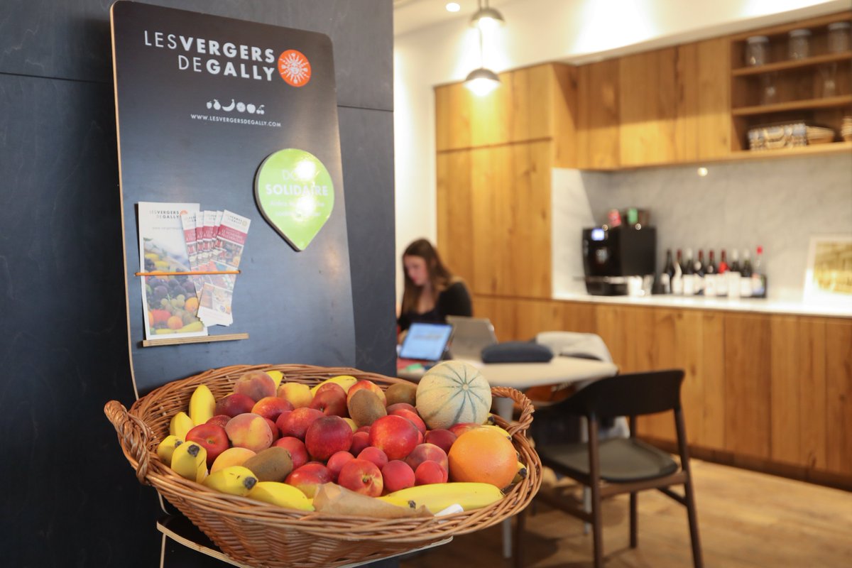 Bientôt le retour des salariés !
Quoi de mieux que de les accueillir avec un panier de fruits frais et de saison pour une rentrée conviviale et fruitée ?
#bienetreautravail #fruitsaubureau #qvt #HealthyFood 
👉 lesjardinsdegally.com/agence/les-ver…