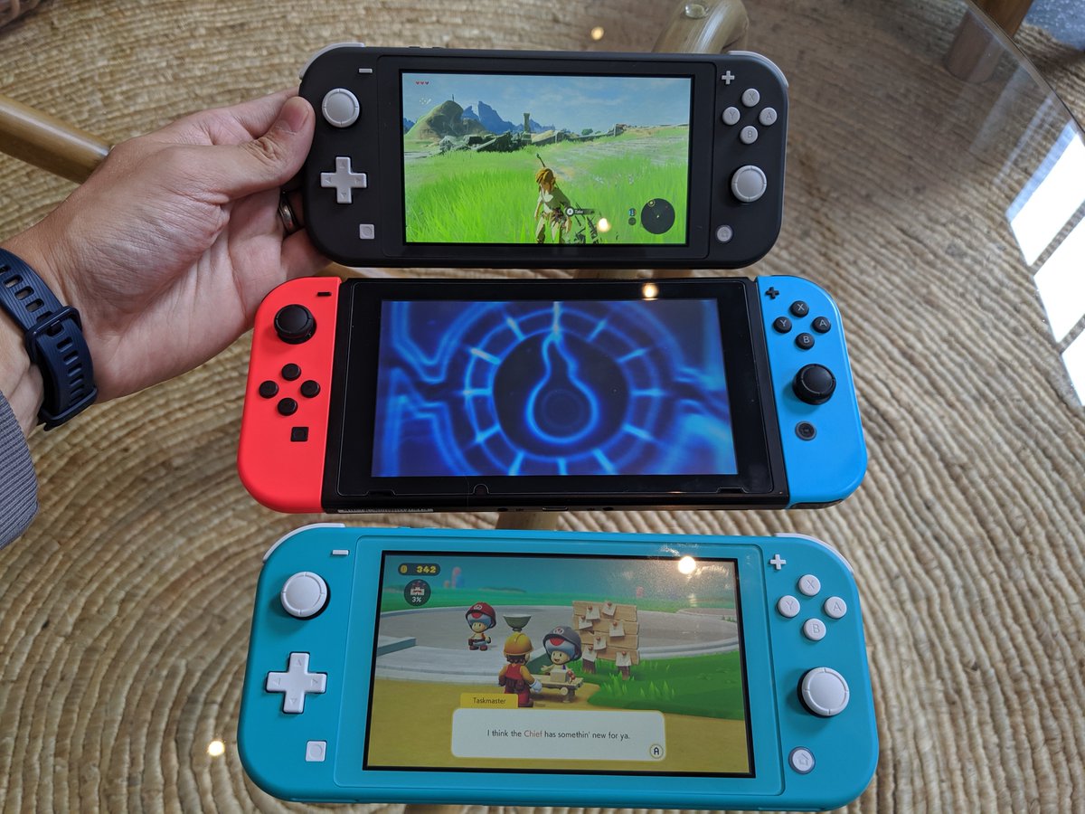 venlige Peer Egen Abdallah on Twitter: "A size comparison of the #NintendoSwitchLite vs # NintendoSwitch. Curious about what the Nintendo Switch Lite can do? Check  out the "Top 20 Questions Answered" video I recently uploaded:  https://t.co/0c6FXfSNYk #