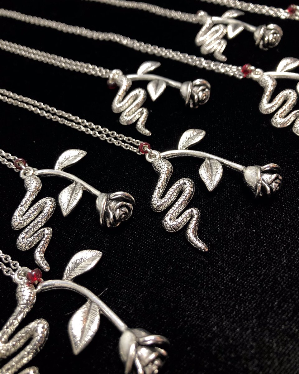 NeverTakeitOff's tweet photo. "𝘐 𝘸𝘢𝘴 𝘣𝘰𝘳𝘯 𝘣𝘦𝘵𝘸𝘦𝘦𝘯 𝘵𝘩𝘦 𝘤𝘩𝘶𝘳𝘤𝘩 𝘢𝘯𝘥 𝘵𝘩𝘦 𝘥𝘦𝘷𝘪𝘭 
𝘐𝘯 𝘵𝘩𝘦 𝘥𝘪𝘳𝘵 𝘸𝘪𝘵𝘩 𝘰𝘯𝘦 𝘩𝘢𝘯𝘥 𝘵𝘰 𝘵𝘩𝘦 𝘴𝘬𝘺”
- 𝟭𝟬𝟬 𝗟𝗶𝘁𝘁𝗹𝗲 𝗗𝗲𝗮𝘁𝗵𝘀 🎶

Find the NEW “The Church &amp; The Devil” 🐍🌹 @JulietSimmsALL piece ↯
https://t.co/N34ke45fMg https://t.co/yFjPEqDb4G