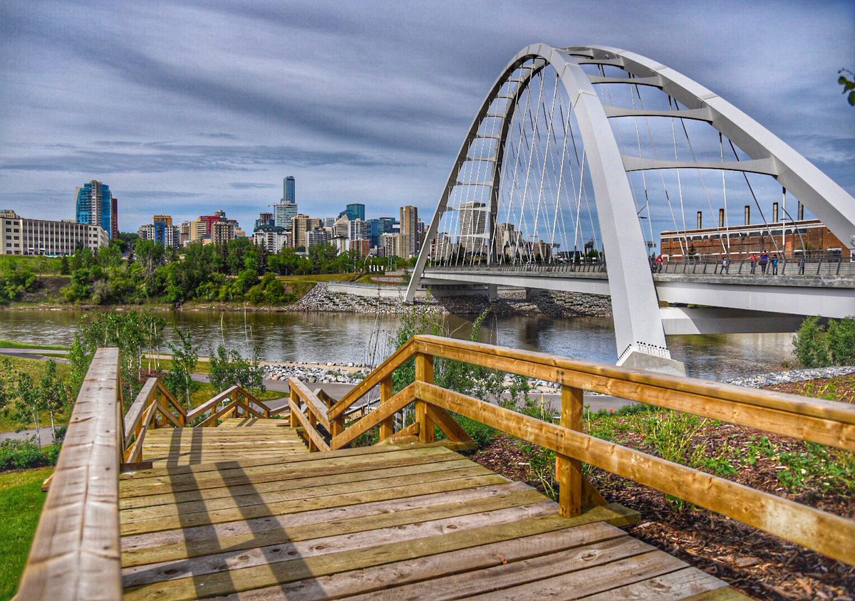 Coffee_Baileys's tweet photo. First stop - loading Chili Dawg into the #ford_explorer (look at the room!) & hitting a trail in the rivervalley. Neighbourhoods like Rossdale are so historic, pretty & lead to green spaces and the river!#fordoutdoors #ford_partner #yeg @pumpkinprco @FordCanada https://t.co/2yucw8covJ