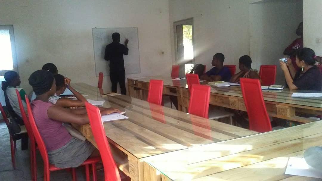 ReinorAkola's tweet image. Initié par  #opencodeacademy pour les enfants, le  #summercamp se poursuit ici à #WoeLab ! Aujourd'hui, M.  @sename__  a fait découvrir le  #design à nos Génies ! @UNICEFEducation @terredeshommes @OpenCodeAcademy @OIFfrancophonie @DIEUDONNEKEVIN @casimir_lamboni @AmeviBou