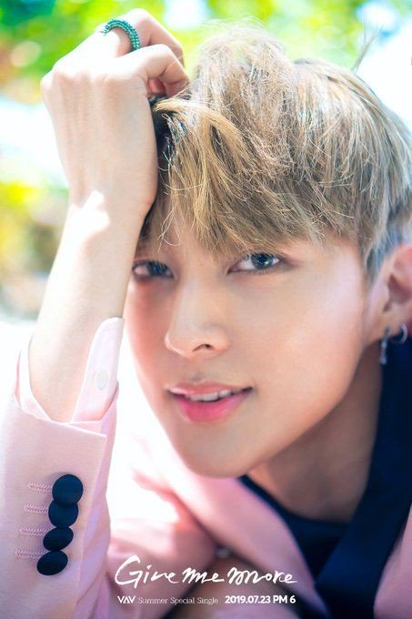 SpainVav's tweet photo. Felicidades a ACE de VAV. Aunque se haga mayor no dejaremos de tratarlo com un bebé. Nuestro principe ACE te queremos y esperamos que pases un día genial #VAV #VAVSpain #HAPPY_ACE_DAY #HBD_Prince_Ace #PrinceAceDay @VavCash @twt_VAV @VAV_official https://t.co/CY1cIs41Ml