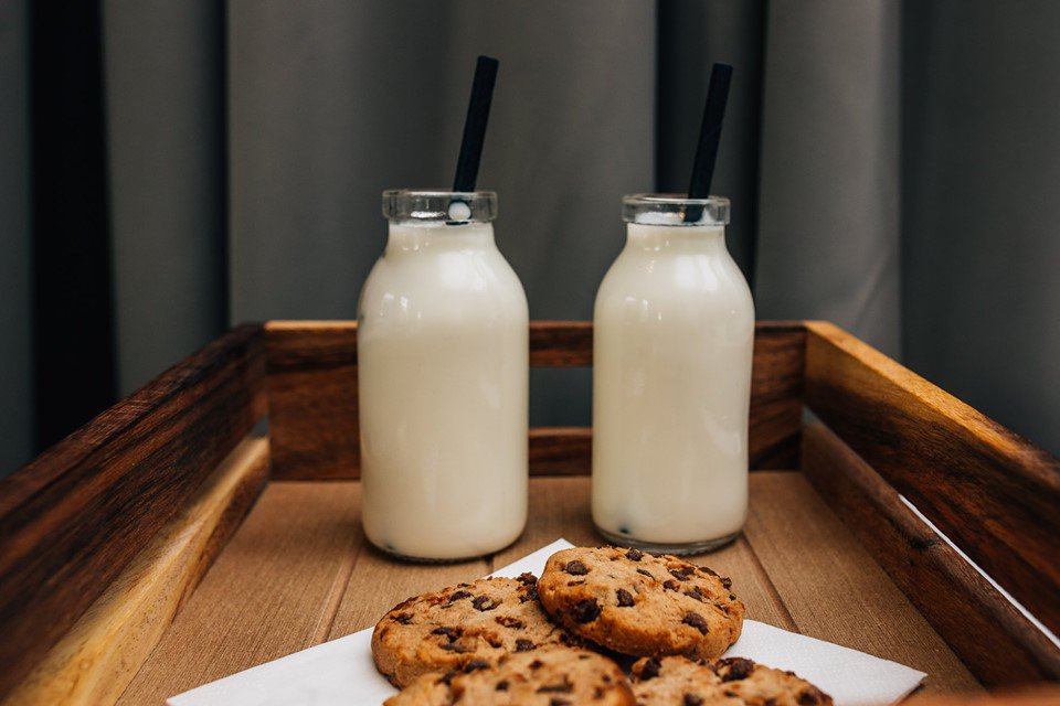 TheInnOnTheMile's tweet photo. Unwind after a busy day with our complimentary cookies and milk 🍪🥛

#InnontheMile https://t.co/Ll3DCDFWCU
