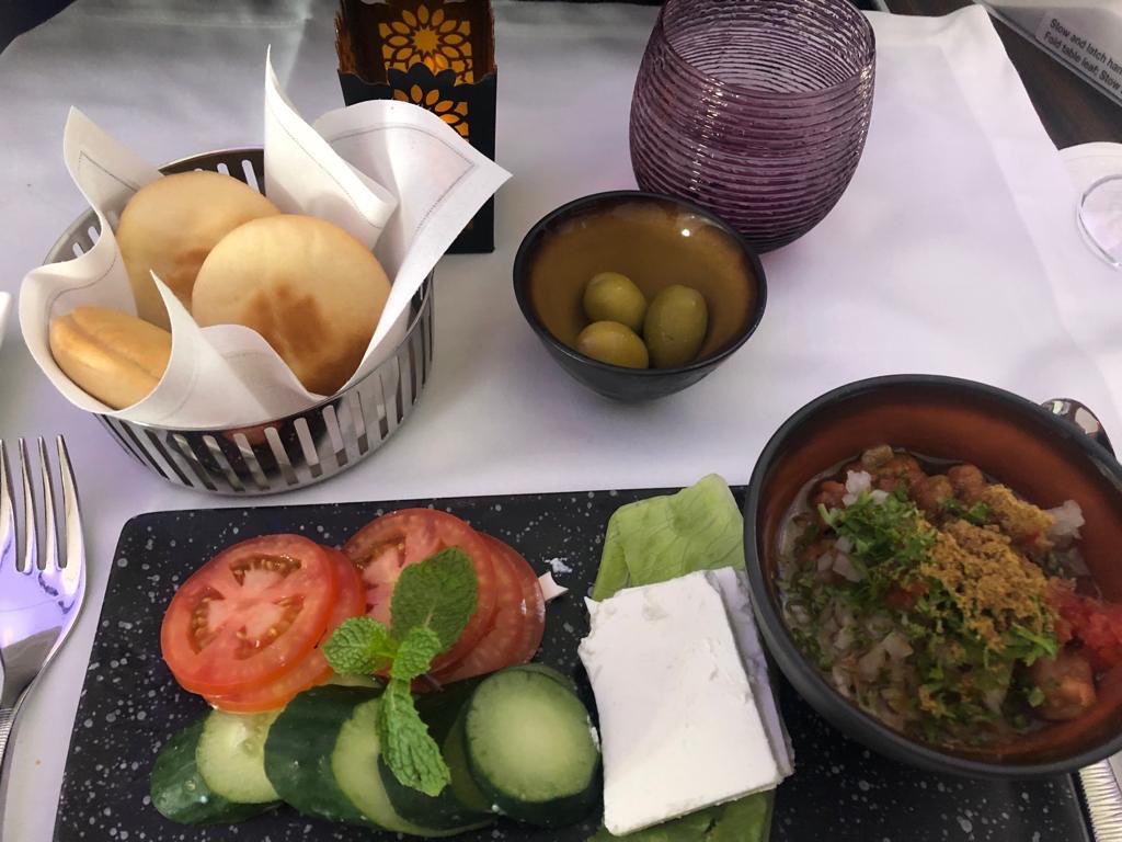 talalan17's tweet photo. Desayuno árabe de primera categoría en @qatarairways. Distintas formas de viajar. #summeroff https://t.co/Jcp2OgjFNd