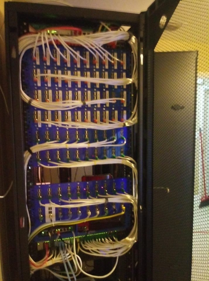 developtheweb's tweet photo. 42u #cluster of #RaspberryPi w/ custom #3dprinted rack hardware & battery backup. #Hardware designed in #Tinkercad & #PrintedByAstro. #coming_soon: Custom 4u chassis design capable of enclosing upto 150 #POE #raspberrypi4 in a self cooled 19" 4u server blade formfactor. https://t.co/Ip2bEyUvmi