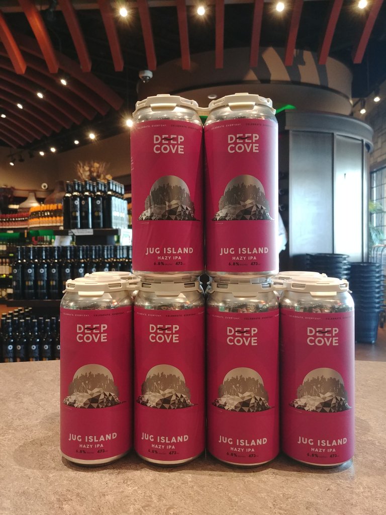Try Deep Cove’s Jug Island Hazy IPA. It’s golden colour, tropical fruit flavours and light sweetness make it the perfect brew. Pick up a four pack to enjoy on a hot summer day!🏝️⁠
#deepcove#jugisland#hazyipa#IPA#tropical#tast