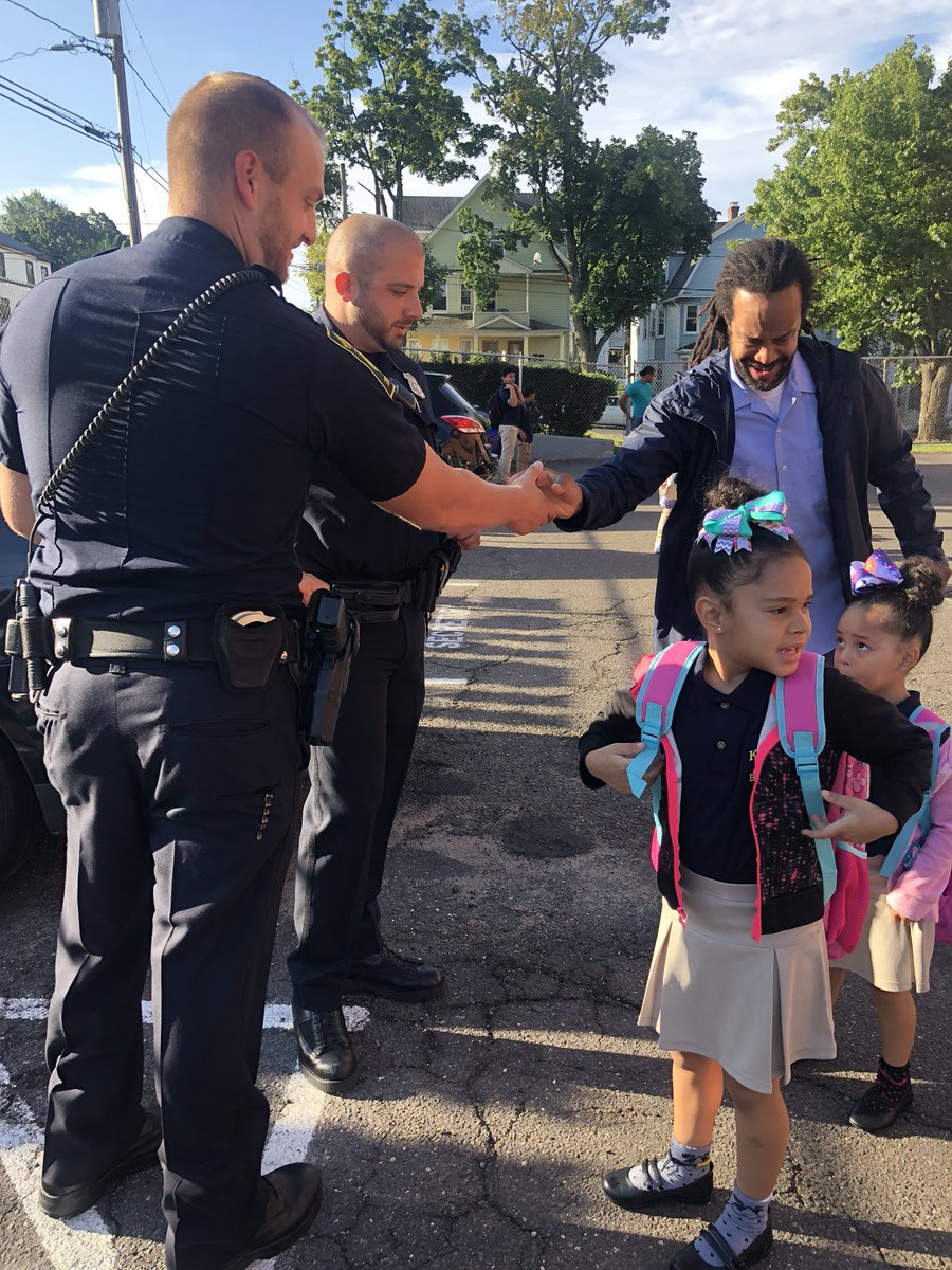 cahillsfour's tweet photo. HAPPY NEW YEAR @kennelly_school   Shout out to @HartfordPolice for #shouldering up with us to start the year right! @VConner13 @Hartford_Public @ChiefOfSchools @HartfordSuper https://t.co/aX5Gkm2v3v