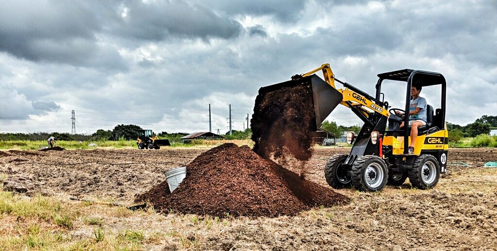 GehlEquipment's tweet photo. Helping out at the World Hunger Relief farm in Waco, where they're helping provide meals for hundreds of people that are in need!
A big thanks to Miss Gala for all of her help.
Visit them here at https://t.co/jLQj964kkT

#WorldHungerRelief #farmtogether https://t.co/dk2QlmN9lv
