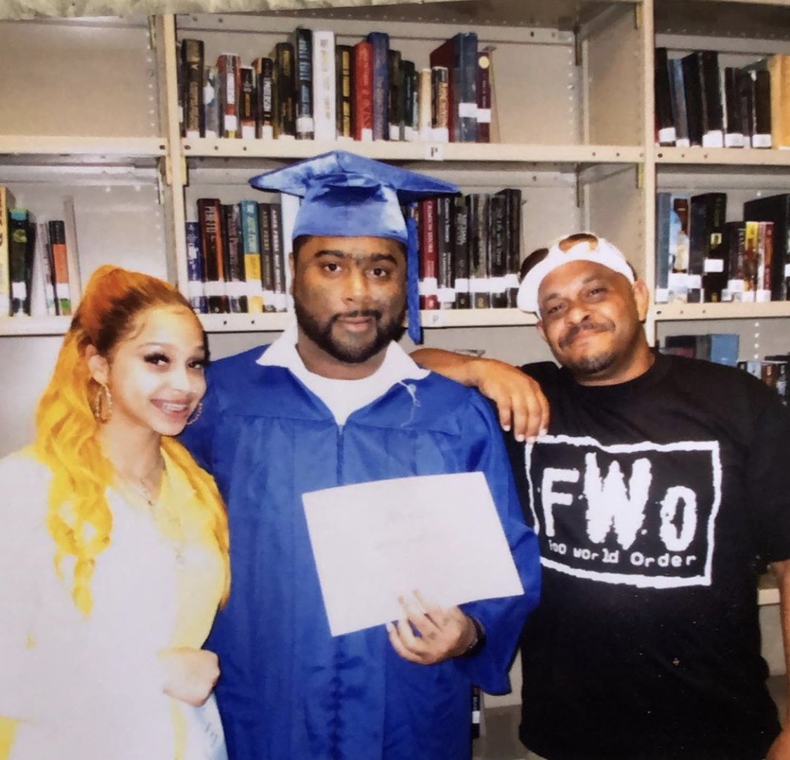paulxt's tweet photo. anyway greedo just got his degree in jail 🍇 🎓 https://t.co/8FnJYYtHaN