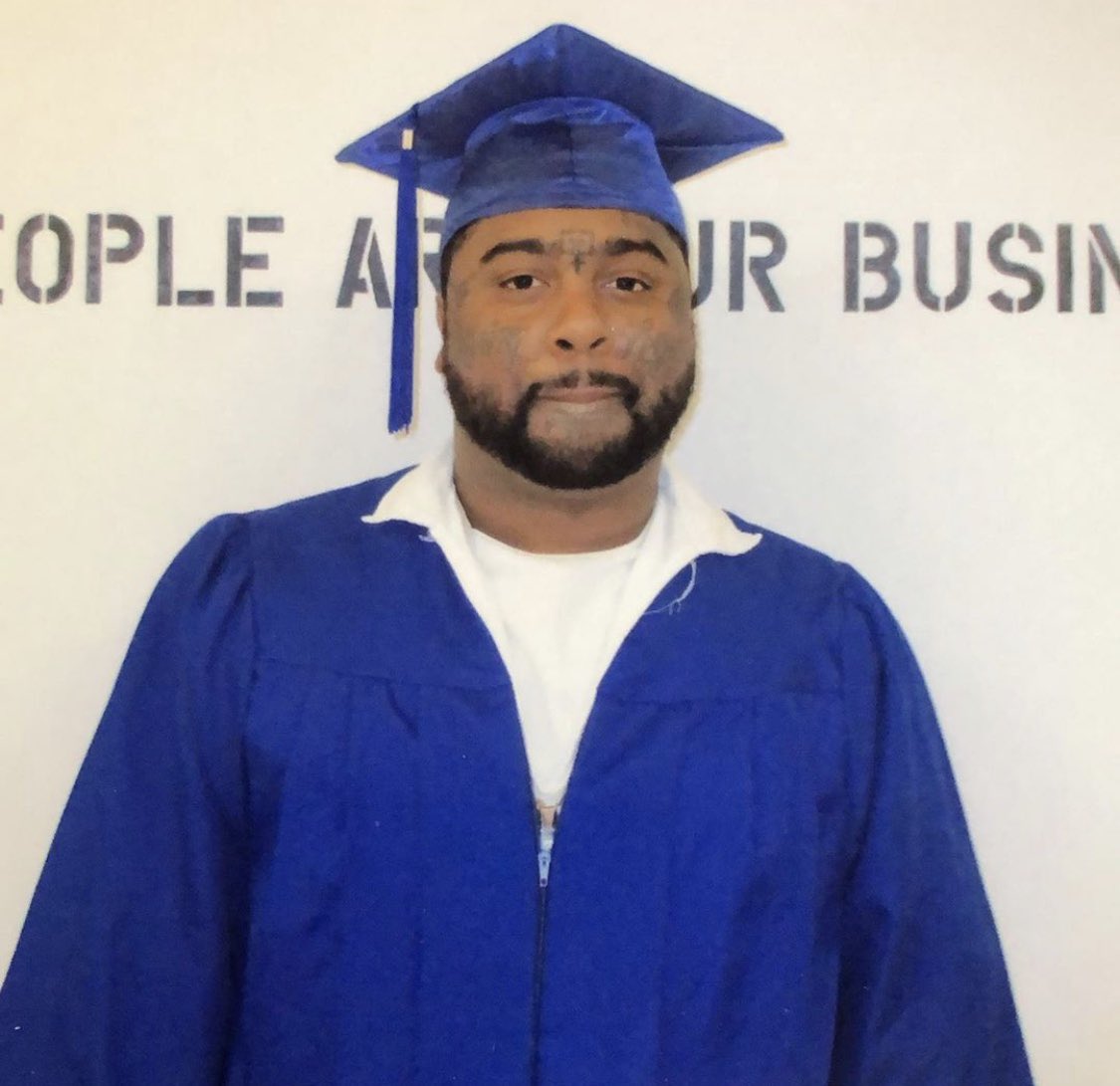 paulxt's tweet photo. anyway greedo just got his degree in jail 🍇 🎓 https://t.co/8FnJYYtHaN