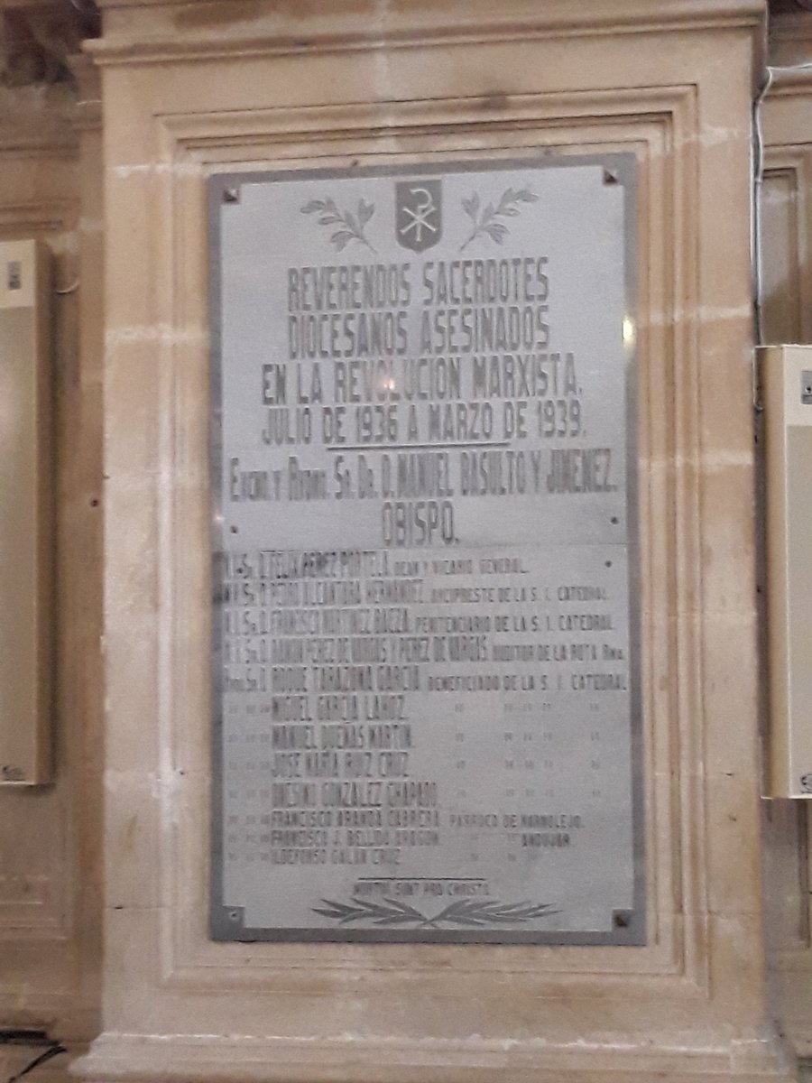 Lista de SACERDOTES ASESINADOS en la "revolución marxista" entre 1936-1939. Hay dos columnas más con nombres.Interior de la Catedral de  #Jaén