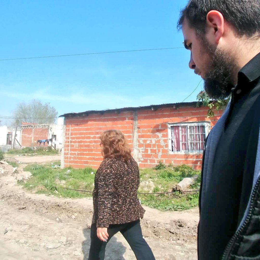 mstefanizzi's tweet photo. 📍BARRIO "EL TONGUI"
Junto a trabajadoras sociales del #CICTongui desde la coordinación EDP de @salud_lomas seguimos llevando adelante el puerta a puerta, detectando vecinos #Electrodependientes
#LomasSeConecta
#ConectadosALaVida
#CompromisoConLaSalud
#CompromisoConLomas https://t.co/S3byOZCxw2