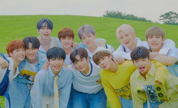 kchartsmaster's tweet photo. X1 is the first idol group to reach #1 on MelOn with a debut song since Wanna One in 2017. https://t.co/u7RfVvDzHc