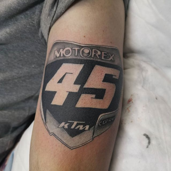 Speedwayfr's tweet photo. Se faire tatouer ou comment montrer sa passion pour la moto à vie ! ✌️
A quel point êtes vous un #motoaddict ? Avez-vous un tatouage lié au monde de la moto ?
#OnTheRoadAgain #tattoo #tatouage #ink #encre #motortattoo #ktm #moto motor #motorcycle https://t.co/f8Pf4ee9Zo