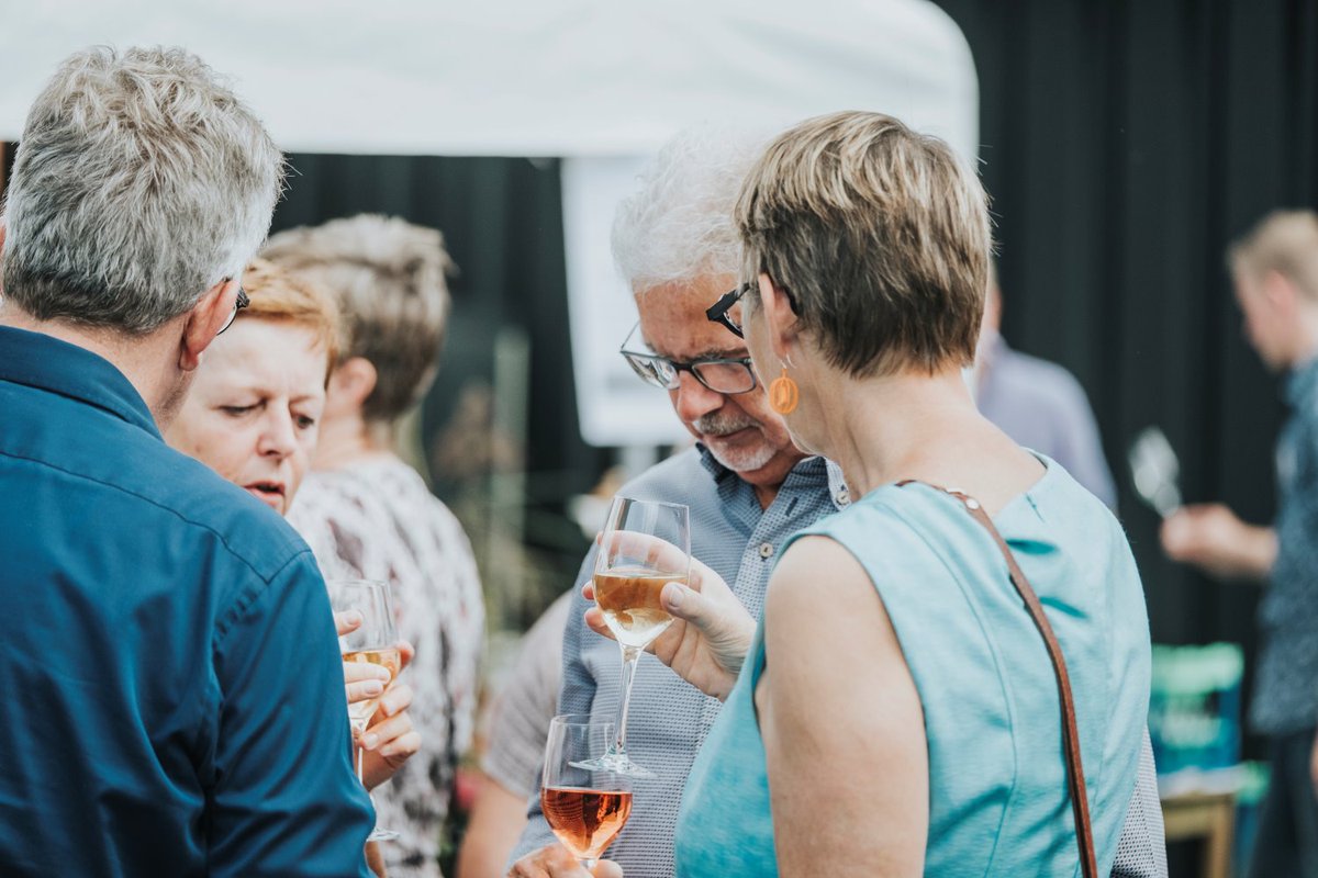 BREAKING! Dit jaar kun je tijdens het Wijnfeest deelnemen aan een wijnproeverij waarin ALLE Reestlander wijnen te proeven zijn, onder leiding van een vinoloog. Tickets zijn verkrijgbaar bij de muntverkoop op het Wijnfeest. Doe jij mee? De proeverij start om 14:00 uur en 15:30 uur