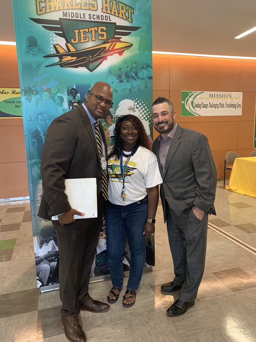 CharlesHartMS's tweet image. Thank you @sitonarcisse @pinderDCPS for stopping by the Jets are off to a strong start. Day 2 #backtodcps #onwardupwardCHMS
