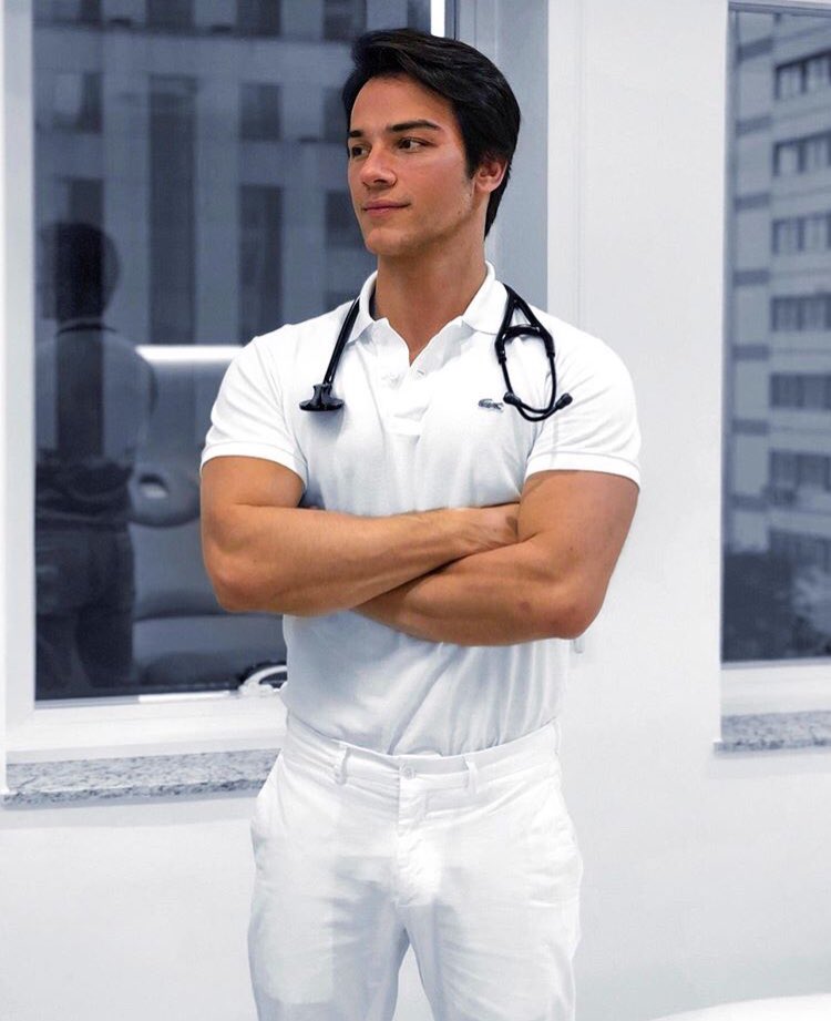 gabrielnsprado's tweet photo. Não estendo porque hoje em dia nós médicos somos tão resistentes em usar branco 🥼👨🏻‍⚕️ BRANCO sempre vai ser unha PAZ 👌🏼🙏🏼✝️🏥🚑

#InstitutoMédicoDrGabrielPrado #LongevidadeHumana ✨✨ https://t.co/BrUEl5MdOH