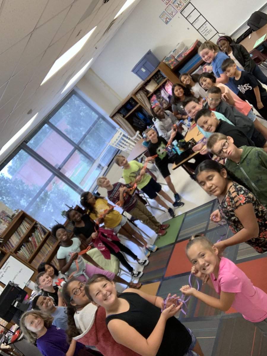 MrsAPLance's tweet photo. Paper Chain Challenge was a success! They had an amazing time. I loved seeing how well they all worked together! #lanceslooneys1920 @SedgeGardenES https://t.co/P7idxN8E21
