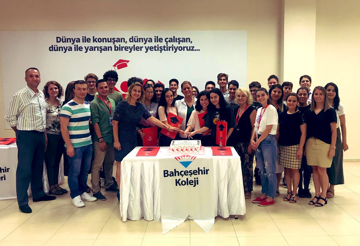AycaTayar's tweet photo. Okulumuzdan mezun ettik ama gönlümüzden asla #bursamodernbk sizi özleyecek ve yaşam yolculuğunuzu her daim izleyecek💫 #2019graduates #2019tayfa @BursaModernBK https://t.co/3MnxwBOGvj