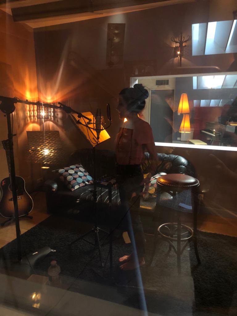 JeniferOfficiel's tweet image. Retour en studio pour de nouvelles surprises 😍.
Je suis trooooop contente et j’ai vraiment hâte de vous les faire découvrir !!!! 🎉🎉🎉