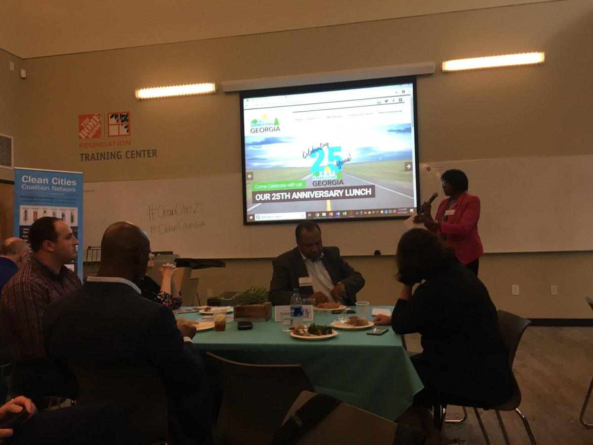 JennetteGayer's tweet photo. Welcoming @ChannaChilds to @EnvironmentGA staff at the #Cleancitiesga lunch! Thanks @CEOMARTA for sponsoring and bringing electric buses to atl! @StuckeyStop https://t.co/TEikDNH440
