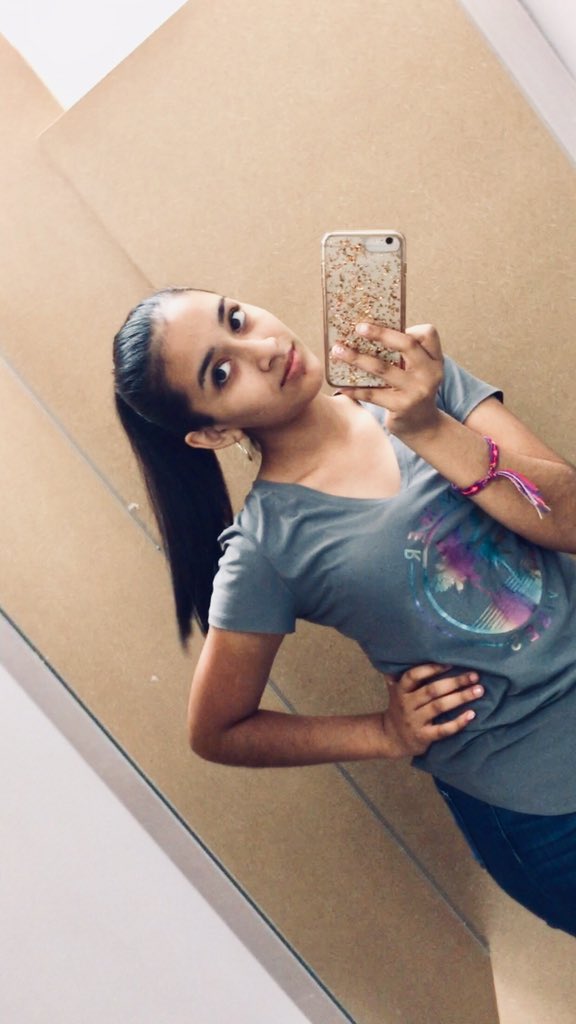 AlexandraTre7's tweet photo. I’m 17 now. Senior year! https://t.co/eJ8LgTziUn