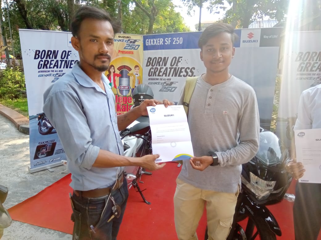 AMRITAGUHA's tweet photo. Day 3
#SuzukiGixxer presents #CollegeKeCoolKalakars at #Cottoncollege 

#CKCKS2 #GenZ #Recipesthetrainrestaurant #urbanjunxcion #BIGFM https://t.co/KFyuQgEs06