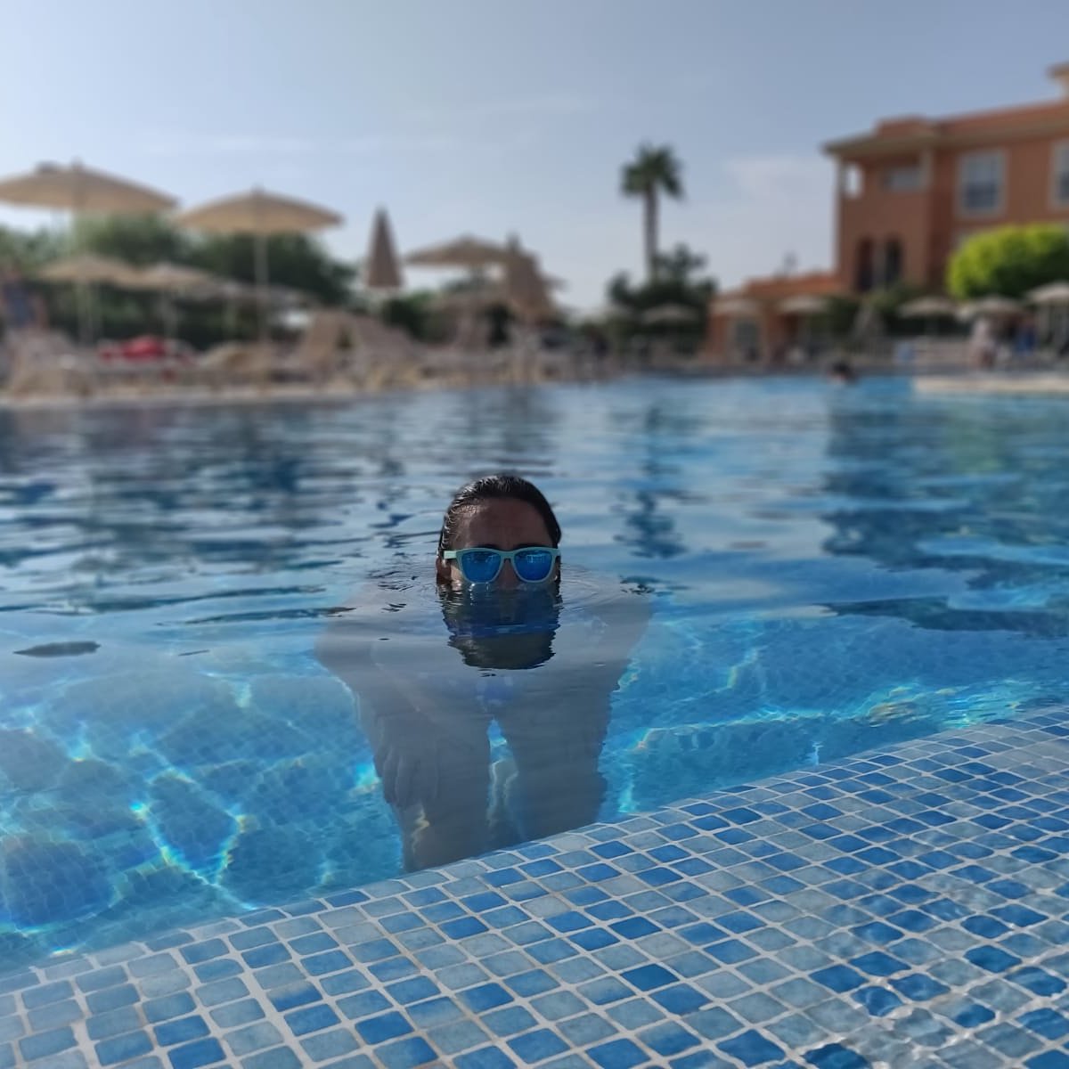 Glup, glup... ¡Benditas vacaciones! 🙋🏻‍♀️Pilas cargadas para nuevas entradas en elvuelodemifalda.com 🐟😎🌊 #EVDMF