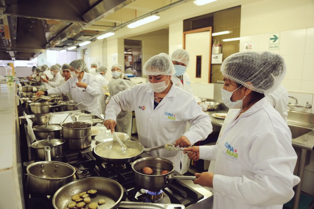 MIDIS_CunaMas's tweet photo. Hoy nuestros especialistas de nutrición ponen en práctica lo aprendido en el primer día del taller de formación continua preparando potajes variados y nutritivos. https://t.co/PnE2T9jK5C