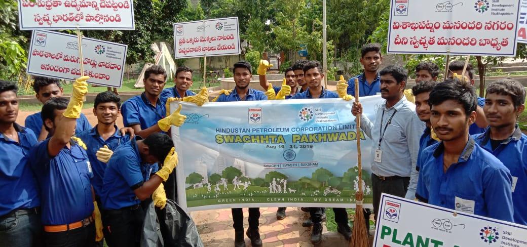 ChukkalaT's tweet photo. @sdivisakh @HPCL Today going to  ravindhra Park 👉Mee ✋ and my  faculty 👩‍🏫 clean the park I am so happy today
SUPPORTED @HPCL swachhata pakhwada Jai swachh Bharat 
👉Clean India......🌳🌳
👉green India....... 🌍🌍🌍 https://t.co/gfOdycUWvn