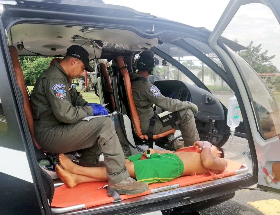 aeronavalpanama's tweet photo. Nuestro equipo de pilotos y paramédicos #Aeronaval  evacuaron un hombre de 23 años por herida cortante en su cuerpo, fue trasladado desde Jirondai en la Comarca Ngäbe Buglé hasta Rambala en Bocas del Toro para atención médica urgente.

#UnidosLoHacemos https://t.co/iCsCJHbdES