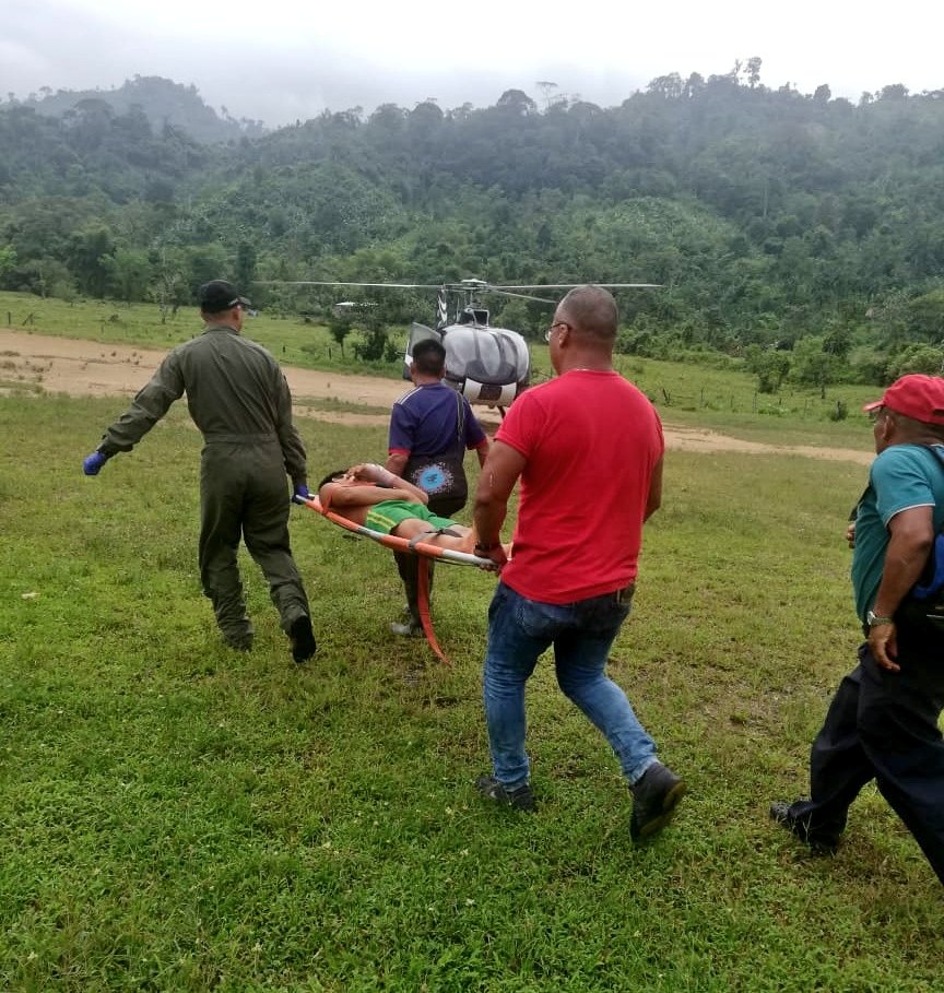 aeronavalpanama's tweet photo. Nuestro equipo de pilotos y paramédicos #Aeronaval  evacuaron un hombre de 23 años por herida cortante en su cuerpo, fue trasladado desde Jirondai en la Comarca Ngäbe Buglé hasta Rambala en Bocas del Toro para atención médica urgente.

#UnidosLoHacemos https://t.co/iCsCJHbdES