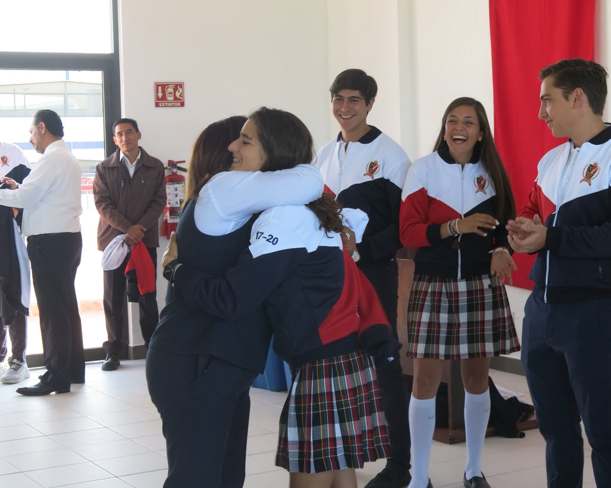 imexpuebla's tweet photo. Ayer el consejo de alumnos de 5to semestre de bachillerato del #IMEX_SP acompañados por el Director Juan Lázaro del Buey, entregaron la chamarra de generación 17-20 que portaran durante su último año en el #ImexPuebla a sus compañeros, tutores, profesores y algunos directivos. https://t.co/aTA7C7zPH3