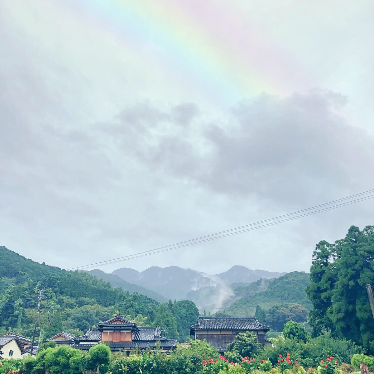 yoshiki_kojima's tweet photo. 田主丸「隈区納涼祭」あいにくの雨でしたが無事に終わりました^ ^
実行委員のみなさんの熱意とサポート、そして来てくださった方々に感謝です！
ありがとうございました^ ^
#COOLM.B さん 
#bro.the funk さん 
#晴れたら竹灯籠もあったから残念
#ステージも竹
#夏 #祭り #雨 #演歌 https://t.co/3aQoTr6DXZ