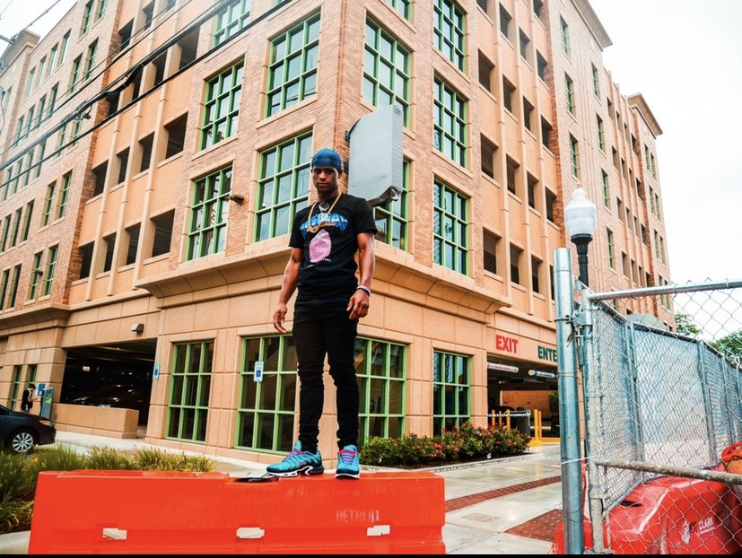 CoachCupz's tweet photo. When you get high enough, you can dodge raindrops ☔️💜

👕: @newdaydd 

📸: @_dottyy https://t.co/NvckE8S8W8
