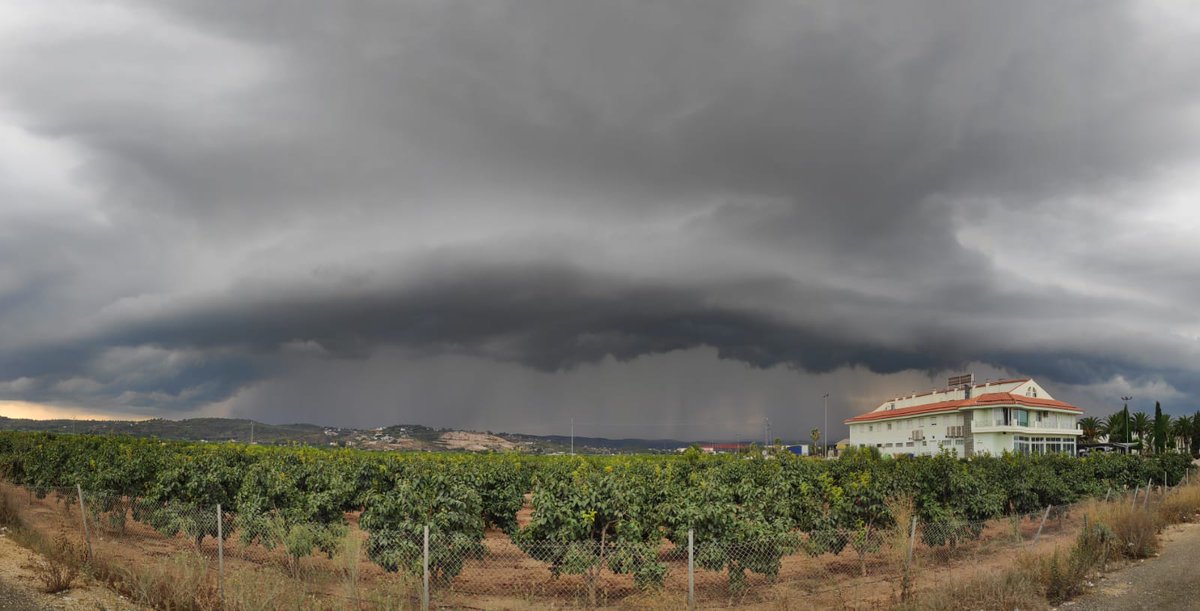 avamet's tweet photo. #tronades: Cumulonimbus arcus ⛈️ captat en aquesta cas des d'#Alberic (la Ribera Alta, València). Autor: Raül Ferrando. https://t.co/3XqgHt3HFF