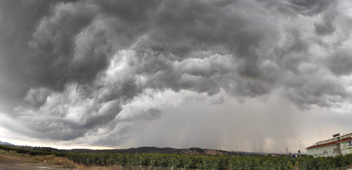 avamet's tweet photo. #tronades: Cumulonimbus arcus ⛈️ captat en aquesta cas des d'#Alberic (la Ribera Alta, València). Autor: Raül Ferrando. https://t.co/3XqgHt3HFF