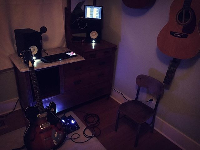 Finally!!!!!! My own home studio setup. Working on some new songs... happy.
#artist #songwriter