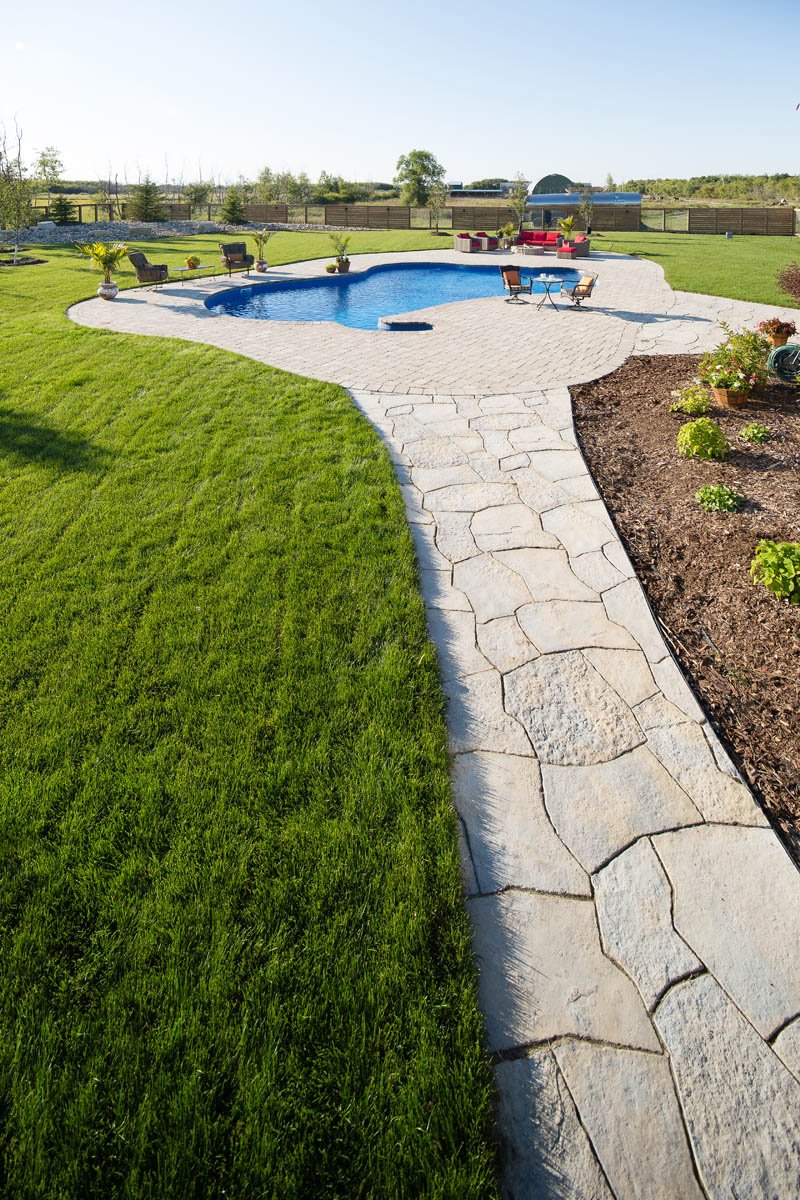 barkmanconcrete's tweet photo. The Rosetta Grand Flagstone Slabs come in 4 different sizes, each with multiple individual pieces allowing you the flexibility to make it your own. #rosettahardscapes #randompattern #spacesathome #creativepaths #outdoorliving https://t.co/7iWT5v701I