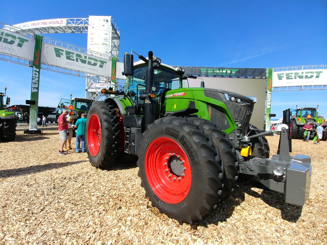 CleanfixFans's tweet photo. So many great displays to see at #FPS19! Tops among them is the @Fendt_NA spread by @AGCOcorp. The centerpiece is the new 900 Vario Series tractor. #CleanfixFans #ReversibleFans https://t.co/5EETdu0hG6