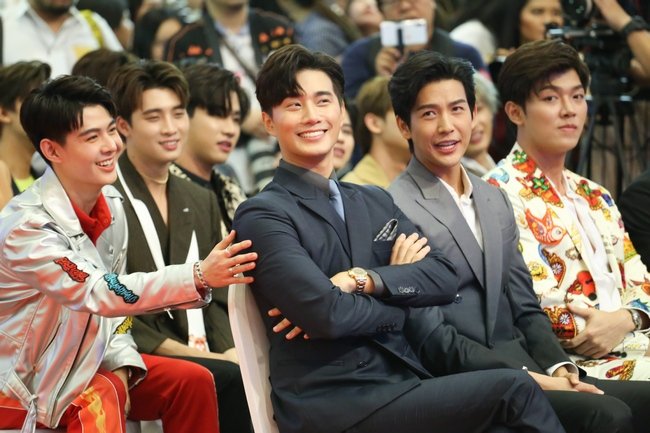 webstarupdate's tweet photo. HANDSOME INTERNATIONAL ENTERTAINMENT เปิดตัว #OWhatTH สุดยอดแอพฯบันเทิงครบวงจร พร้อมเปิดตัวบี้ ธรรศภาคย์ ชี นั่งแท่นผู้บริหารคนใหม่  >> https://t.co/rJmbYL0J8O https://t.co/kzbL9v1HF3