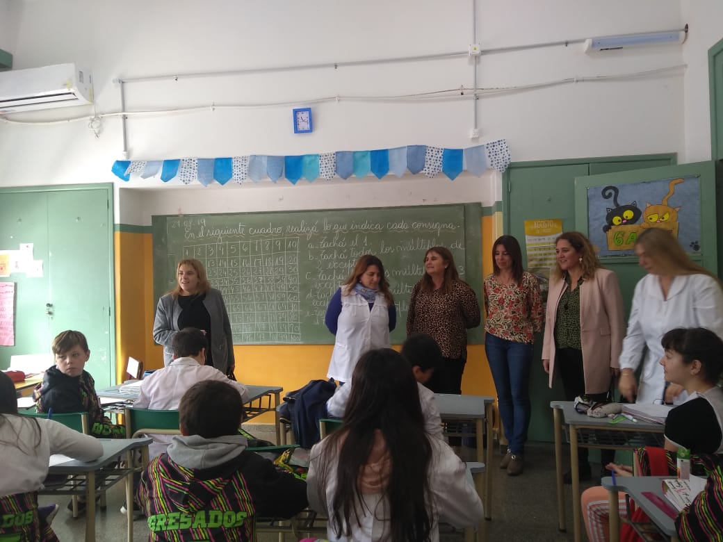 adriana_frega's tweet photo. Visitando la Escuela Primaria N° 24 de #Junín, junto a 
@MariniEmilse y @m_alejandrafa. Excelente el trabajo pedagógico de Soledad y Cecilia, directora y vicedirectora, y de las docentes Karina, Dolores y Mariana ¡Muchas felicitaciones y gracias por recibirnos!
#HayEquipo https://t.co/LdUZaCv5fZ