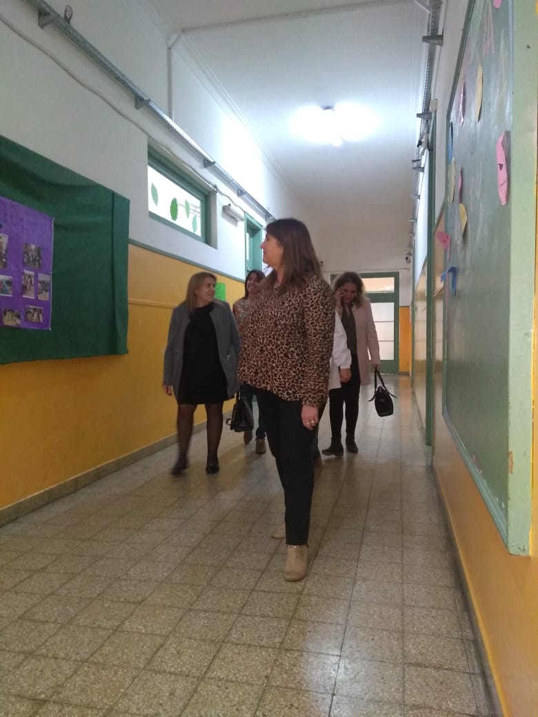 adriana_frega's tweet photo. Visitando la Escuela Primaria N° 24 de #Junín, junto a 
@MariniEmilse y @m_alejandrafa. Excelente el trabajo pedagógico de Soledad y Cecilia, directora y vicedirectora, y de las docentes Karina, Dolores y Mariana ¡Muchas felicitaciones y gracias por recibirnos!
#HayEquipo https://t.co/LdUZaCv5fZ