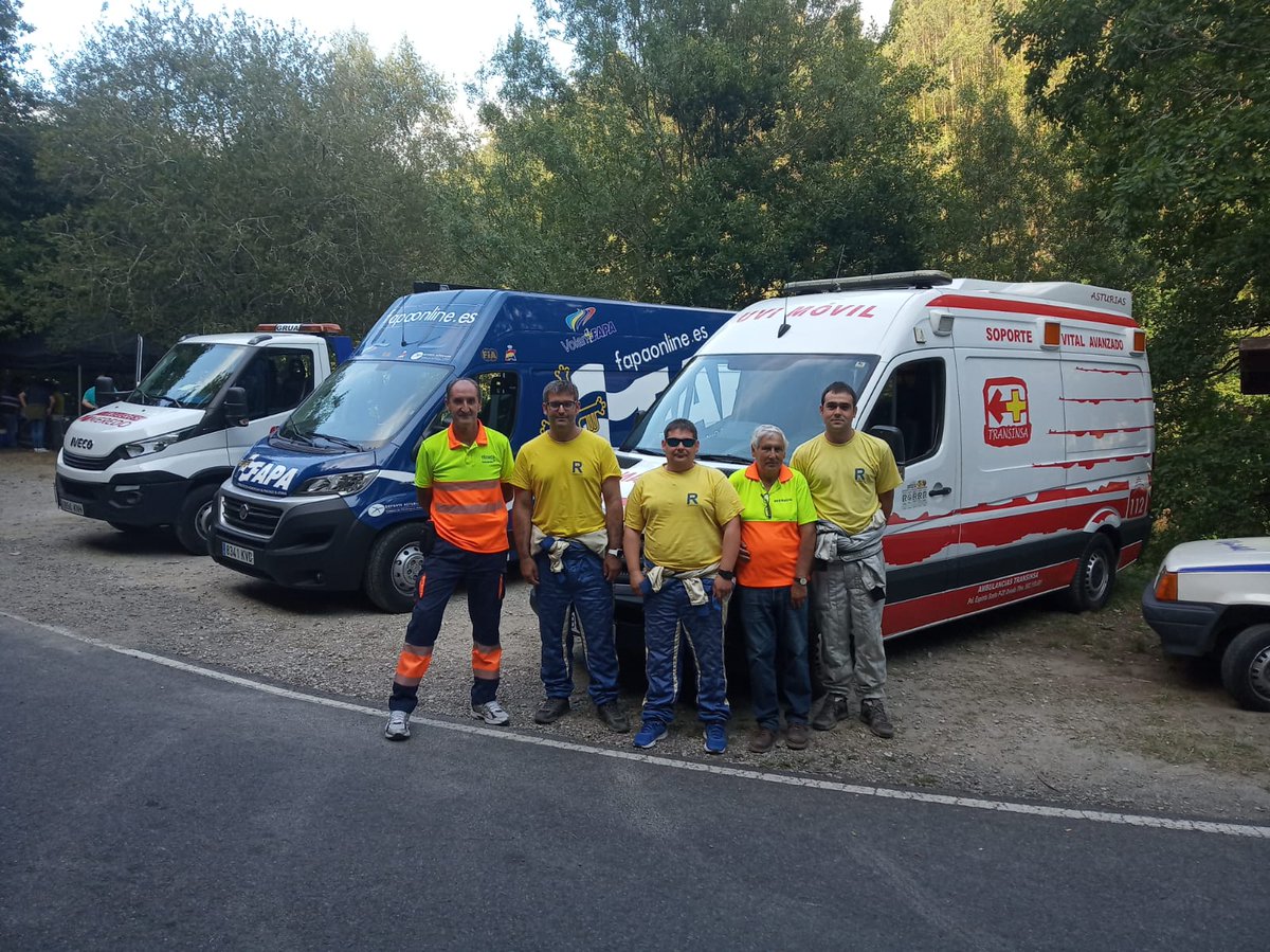 transinsa's tweet photo. 🚑 Os dejamos unas fotos de nuestros #TES en los eventos en los que #Transinsa ha estado velando por la seguridad de l@s asistentes durante este fin de semana 👇
📸 Unirock, Quincena Deportiva de Tapia, Subida a Castrillón y Día Jubilado en Villayon.
#PersonasQueAyudanAPersonas https://t.co/Pu6QX3mmjg