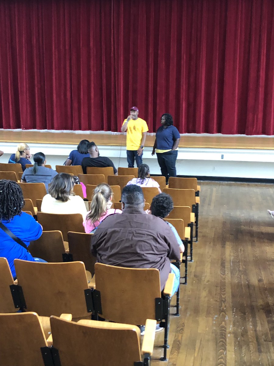 LoForLiteracy's tweet photo. We had a great turnout at the Juvenile Justice Center’s 1st Back to School Parent Expo Event! Thanks to all that planned and participated! @SheilaCalloway is awesome, btw! https://t.co/jjFWDCLHPG