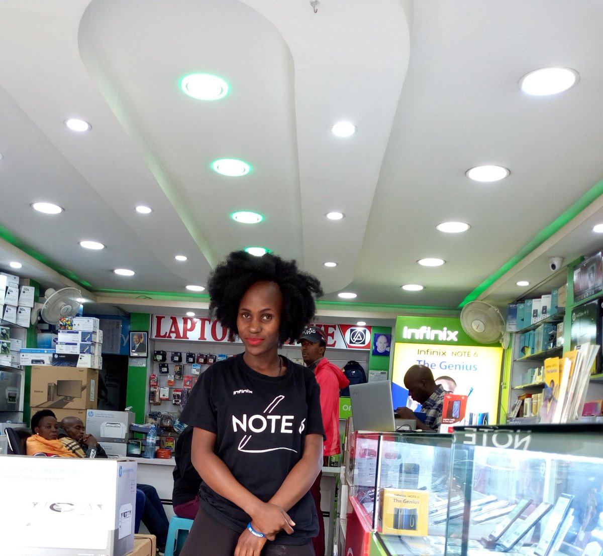 InfinixBae's tweet photo. Personally am a person of the note series... I only hold phones from these series.. 
#infinixNote6
#LAGenius
0780331017.
@infinixuganda 
@InfinixKenya https://t.co/rEcm6EQBmS