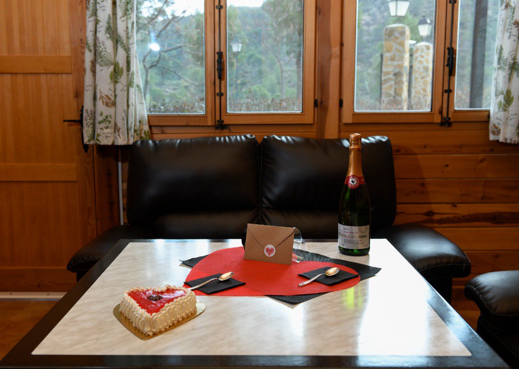 ¿Alguna idea mejor que sorprender a tu pareja en un entorno idílico?

Llámanos y organizamos una escapada perfecta.

☎ 967470036